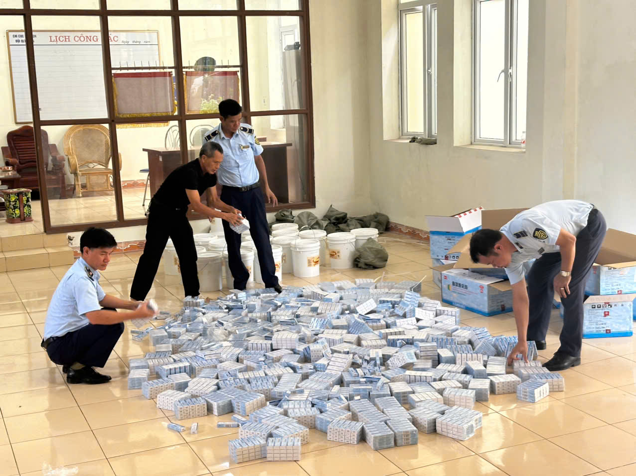 Quảng Ninh: Phát hiện 5.400 tuýp thuốc trị ngứa nhập lậu