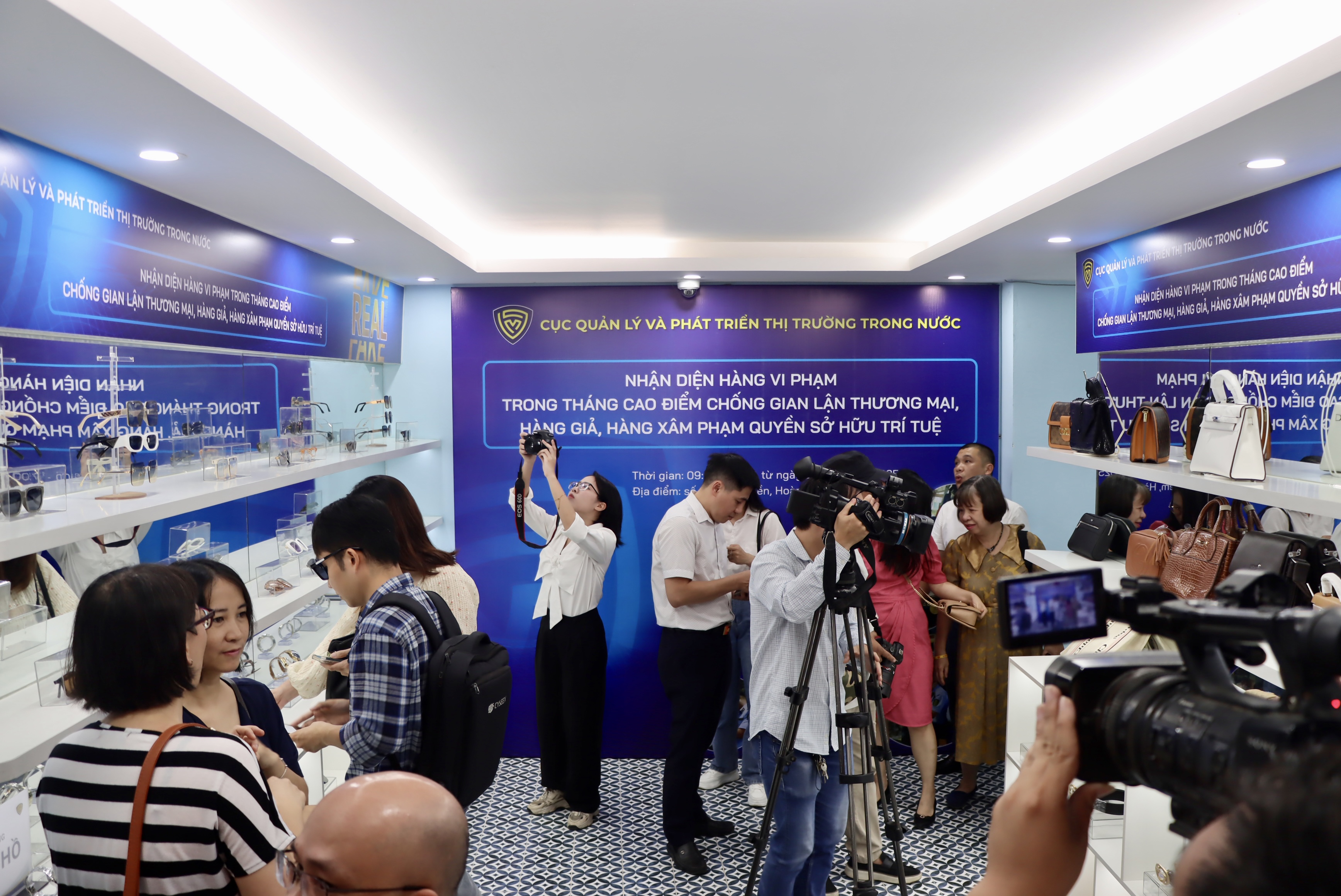 Mở cửa Phòng trưng bày Nhận diện hàng vi phạm