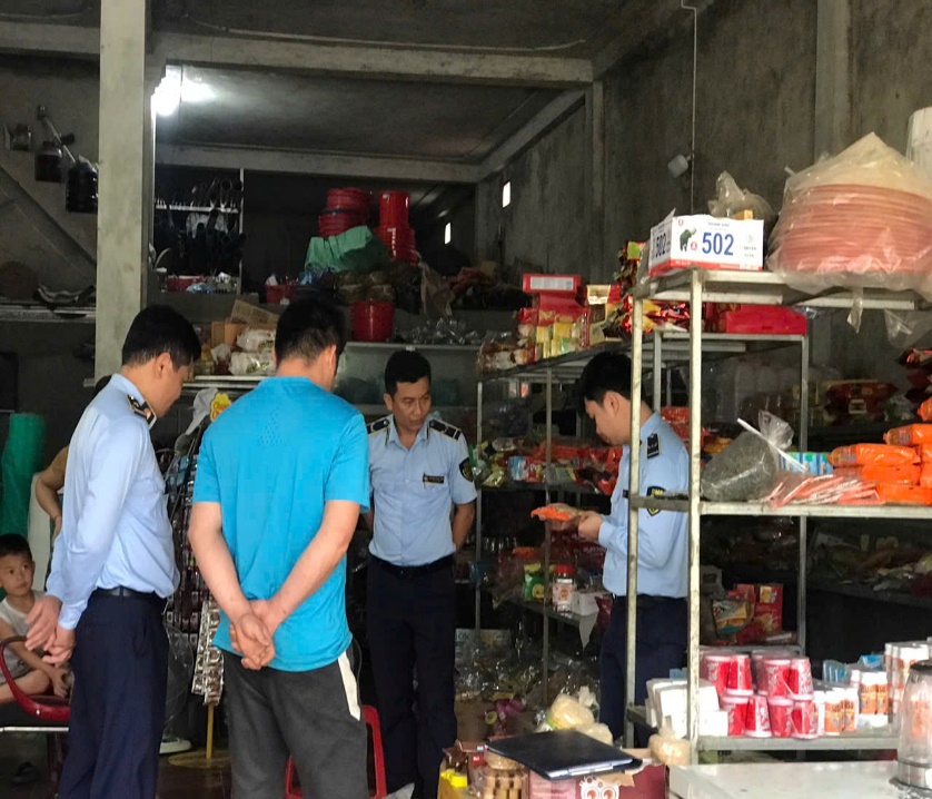 Đội QLTT số 3 liên tiếp phát hiện, xử lý thực phẩm không rõ nguồn gốc tại Bắc Quang