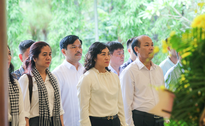Thứ trưởng Phan Thị Thắng và đoàn công tác của Bộ Công Thương dâng hương tại Ngã ba Đồng Lộc (Hà Tĩnh)